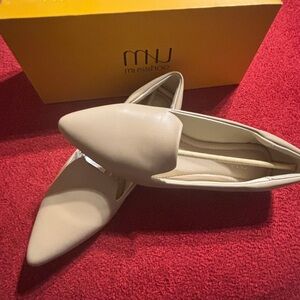 Musshoe Women's Pointed Toe Flats in Beige. With Memory foam size 8.5 NEW